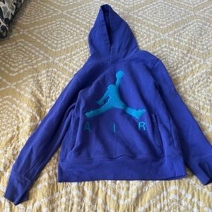 Nike sweatshirt with pocket in center